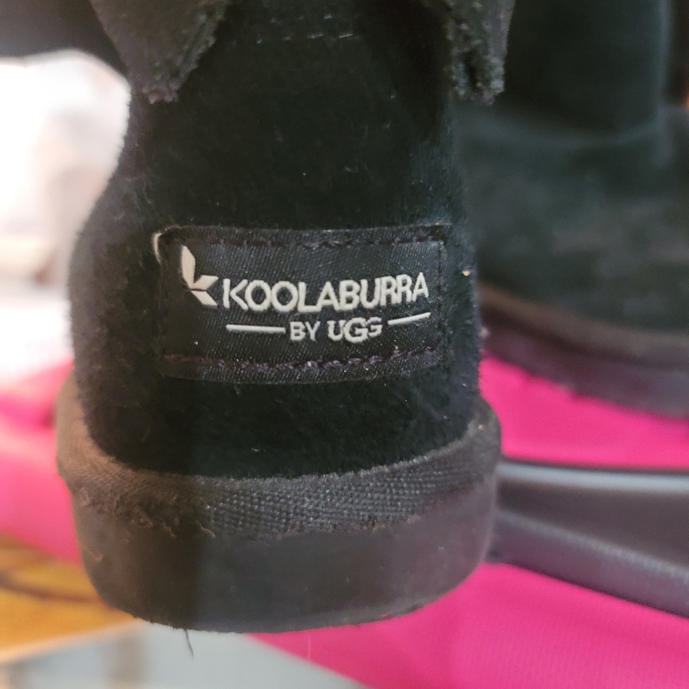 Kids black bkoolaburra made by ugg Size 4